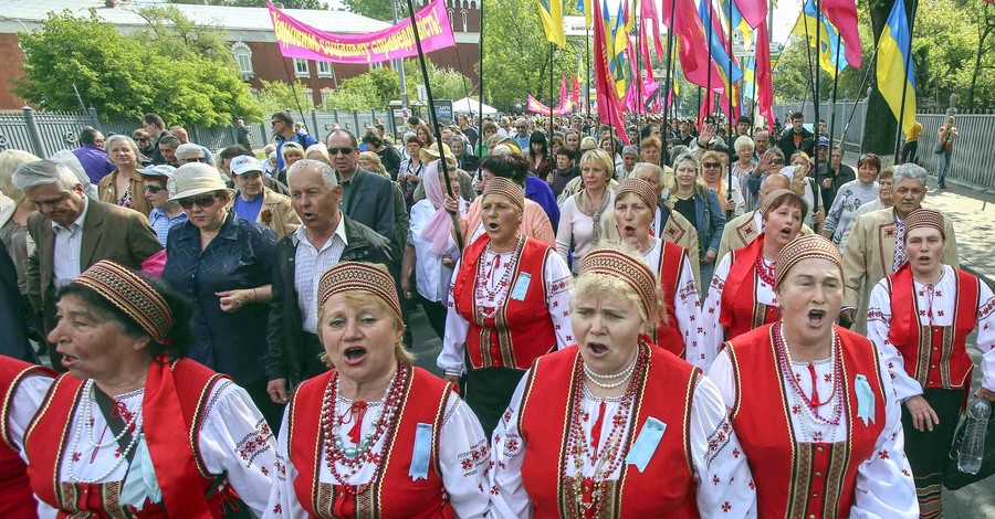 В центр Киева свозят коктейли Молотова, а под Кабинетом министров проводят Марш  справедливости