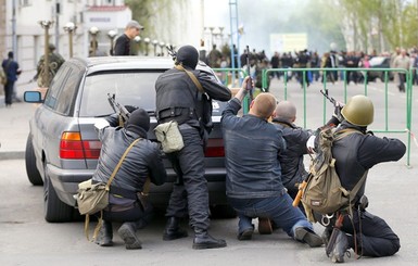 Луганский военкомат начали штурмовать