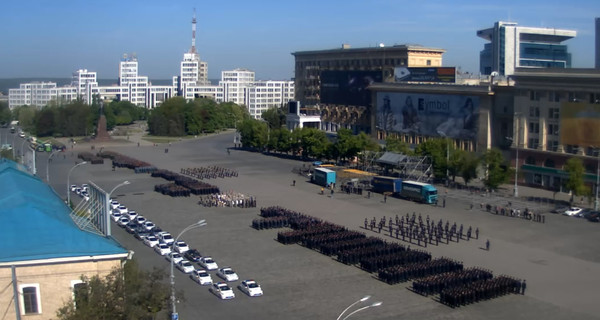 В центре Харькова военные ходят колоннами