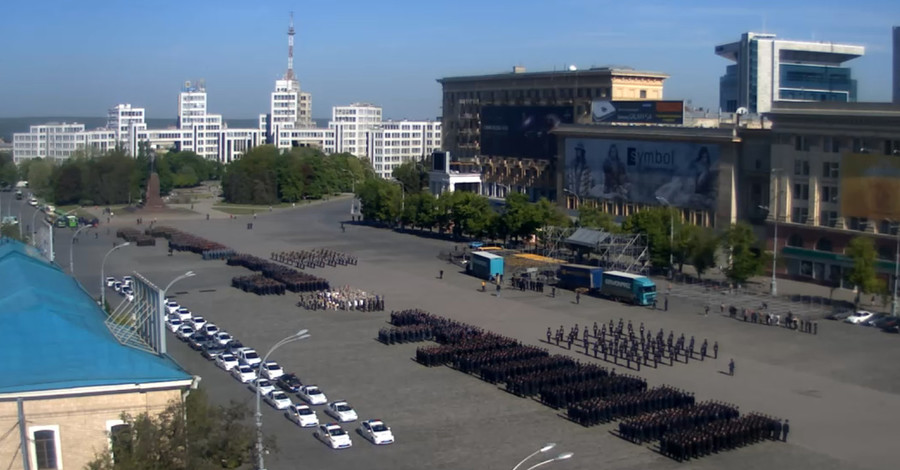 В центре Харькова военные ходят колоннами