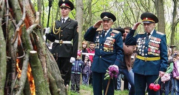 Во Львове возле Марсового поля собираются ветераны