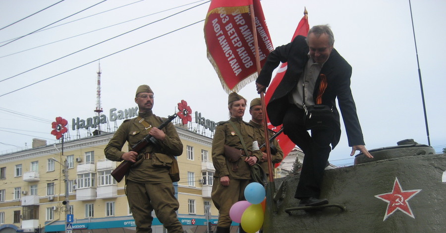 В Луганске встречали 9 мая под охраной людей с автоматами