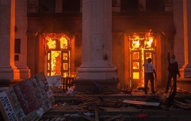 Парубий: Перед пожаром в Дом профсоюзов Одессы внесли взрывоопасное вещество