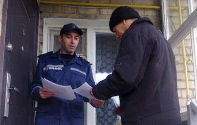 В Днепродзержинске спасатели сняли с крыши ветерана войны