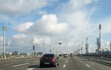 В Киеве на мосту Патона поставят отбойник