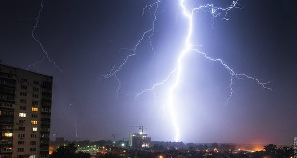 В Киеве молния сожгла продовольственный киоск