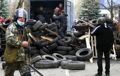 Большой бой в Славянске: люди бросают дома и прячутся в школьном бомбоубежище