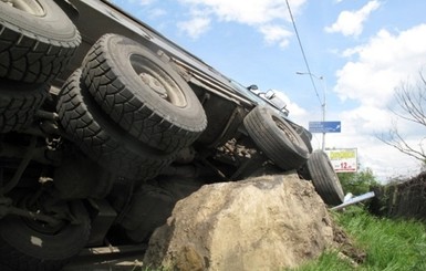 В Индии автобус с пассажирами упал с огромной высоты