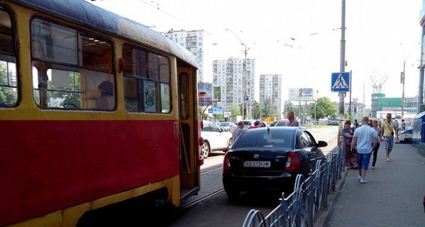 В Киеве авто перекрыло трамвайные пути