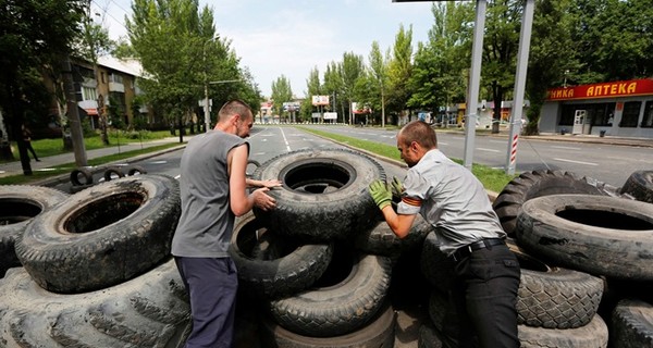 Возле донецкой ОГА разбирают баррикады