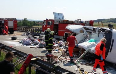 Два украинца, пострадавших в аварии в Польше, все еще в критическом состоянии