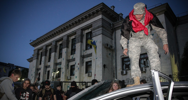 Посольство России в Киеве закидали камнями, краской и 