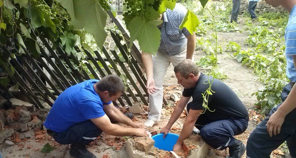 В Одесской области, чтобы спасти упавшего в колодец, вызвали экскаватор