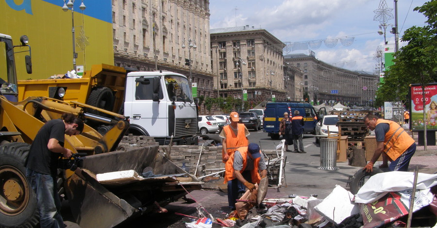 Баррикаду на Майдане подожгли коктейлем Молотова