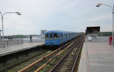 В Киеве пьяный пассажир упал на рельсы метро