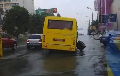 В Киеве маршрутка с людьми потеряла колеса