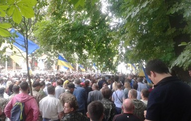 Митинг у Администрации президента: активисты потребовали  отмены перемирия