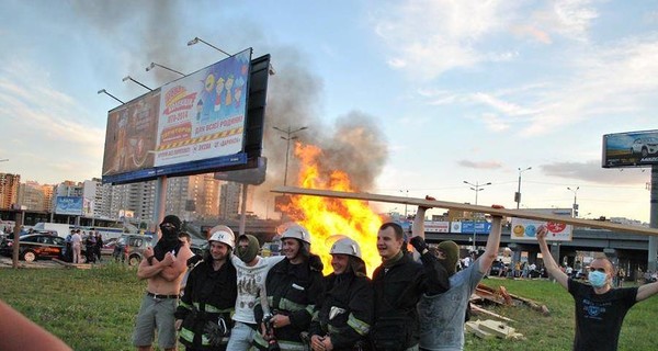 В Киеве на Позняках сожгли забор скандальной стройки