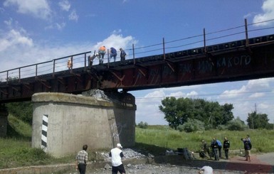 По взорванному мосту в Запорожской области пустили поезда