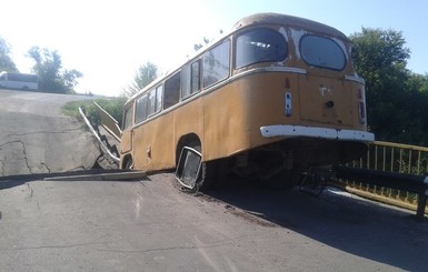 На Луганщине взорвали мост через реку Северский Донец