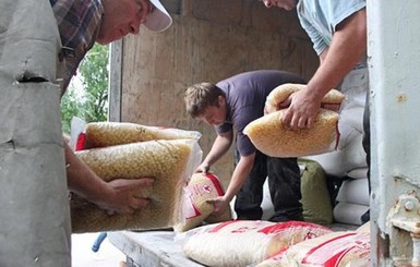 В Славянске раздают гуманитарную помощь