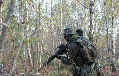 Под Киевом людей перепугали вооруженные страйкоболисты в камуфляже