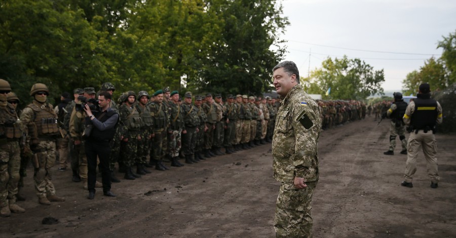 Порошенко посетил Славянск и наградил военных