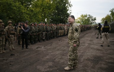 Порошенко посетил Славянск и наградил военных