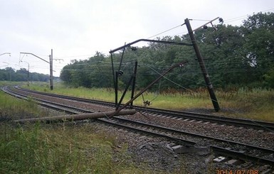 На Донбассе подорвали автомосты, обломки заблокировали железнодорожные пути  