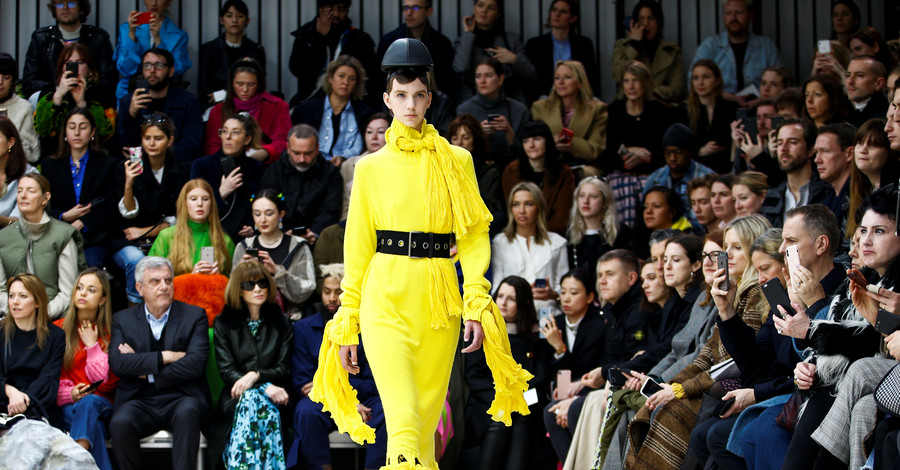 Шляпы носим на макушке: JW Anderson представил новую коллекцию на Неделе моды в Лондоне