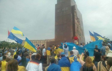 В Харькове у памятника Ленину произошла потасовка между митингующими