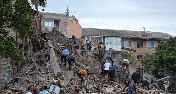 В Снежном под завалами дома погибли 11 человек