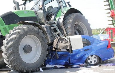 На Закарпатье столкнулись пассажирский автобус, легковушка и трактор