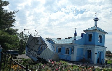 Во время бури в Лубнах сорвало купол с церквушки