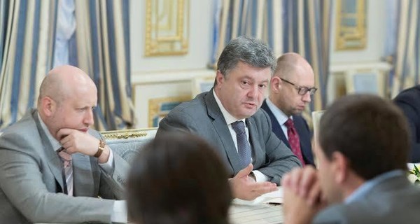 Порошенко заявил, что не введет военное положение из-за денег