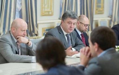 Порошенко заявил, что не введет военное положение из-за денег