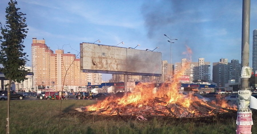 В Киеве в третий раз сожгли забор 