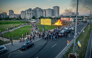 Со скандальной стройкой борются огнем