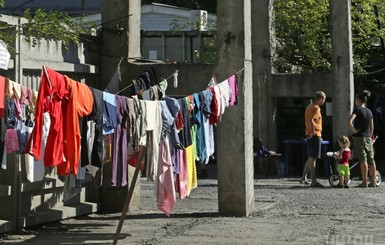 В Киеве новый квартал: сотни переселенцев с востока ютятся в заводском ангаре