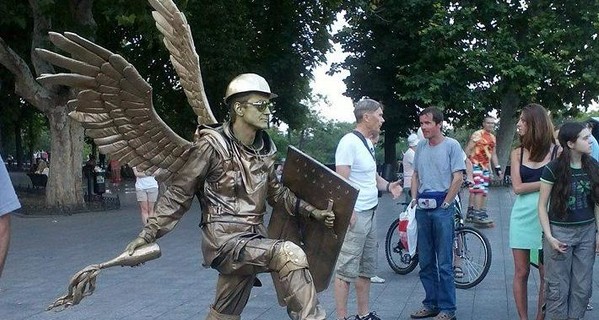 В центре Одессы деньги у туристов собирает воин 