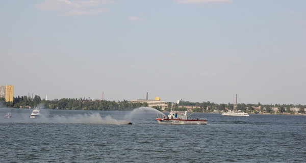 В Днепропетровске посреди реки вспыхнул катер