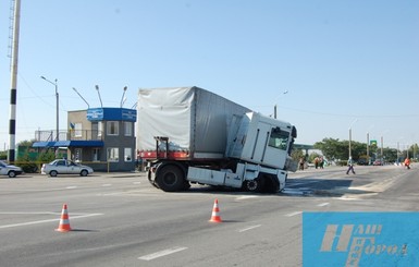 В Мелитополе дальнобойщик врезался в блокпост