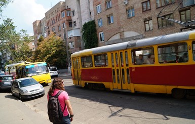 На Подоле остановился транспорт