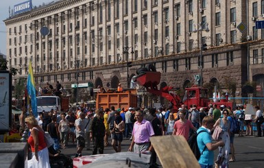 К Майдану подтянулись люди в камуфляже, обстановка обостряется