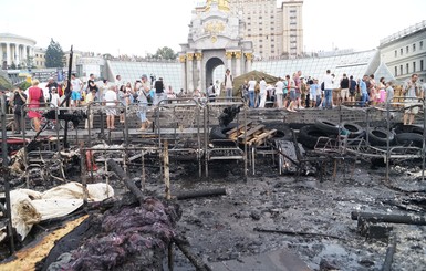 Снос палаток на Майдане: активисты подожгли шины и мусор