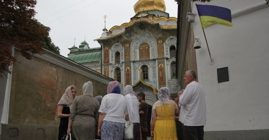 Выборы главы УПЦ МП: под Киево-Печерскую лавру пришли неизвестные с плакатами  