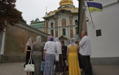 Выборы главы УПЦ МП: под Киево-Печерскую лавру пришли неизвестные с плакатами  