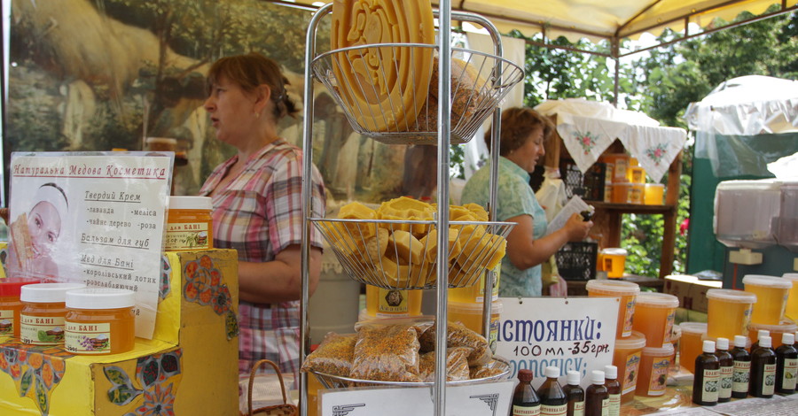 В Киево-Печерской Лавре заработала ярмарка меда