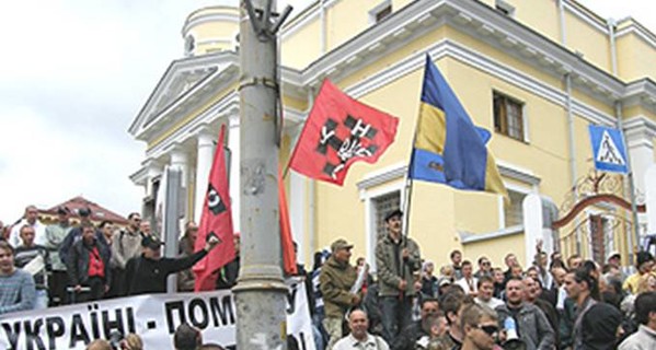 Под Лаврой хор национал-патриотов пытается заглушить церковнославянскую молитву