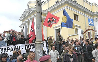 Под Лаврой хор национал-патриотов пытается заглушить церковнославянскую молитву